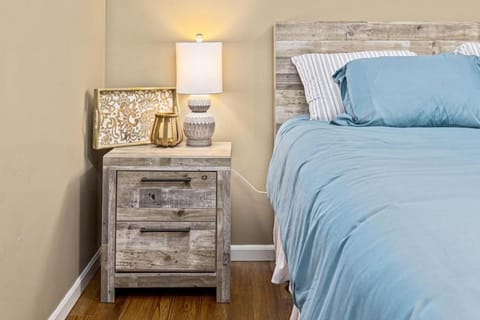 WOOD INN 2 Comfy 2BD close to DT Peoria House in East Peoria