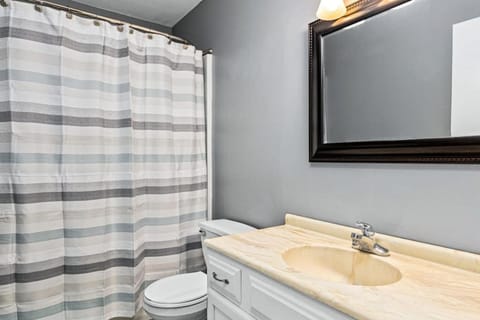 WOOD INN 2 Comfy 2BD close to DT Peoria House in East Peoria