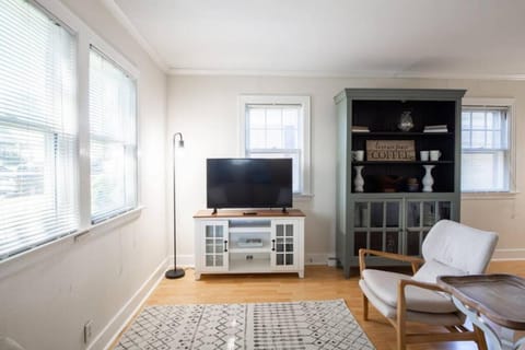 HEIGHTS HOMESTEAD - a farmhouse style cottage House in Peoria