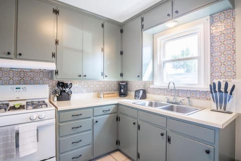 HEIGHTS HOMESTEAD - a farmhouse style cottage House in Peoria