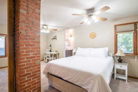 HEIGHTS HOMESTEAD - a farmhouse style cottage House in Peoria