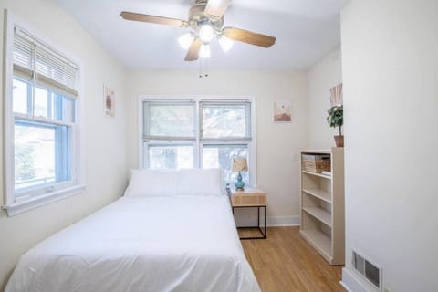 HEIGHTS HOMESTEAD - a farmhouse style cottage House in Peoria