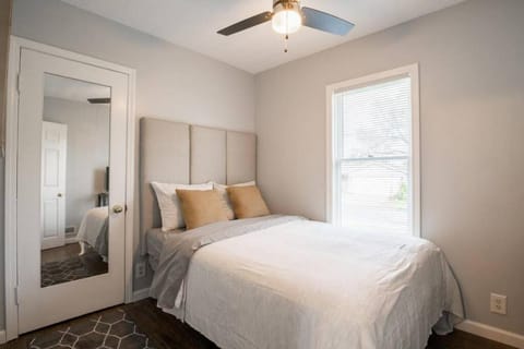 THE CORNER COTTAGE - Contemporary 2BD in Peoria House in Peoria