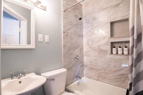 THE CORNER COTTAGE - Contemporary 2BD in Peoria House in Peoria