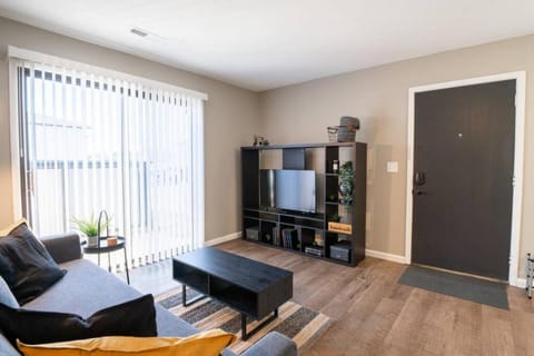 THE BLACK STRAT an iconic, new age apartment Apartment in East Peoria