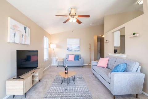 GRAUHAUS Tasteful 3BD with KING bed in Pekin House in Illinois