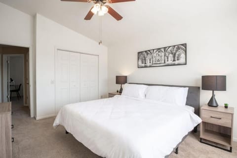 GRAUHAUS Tasteful 3BD with KING bed in Pekin House in Illinois