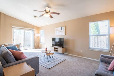 GRAUHAUS Tasteful 3BD with KING bed in Pekin House in Illinois