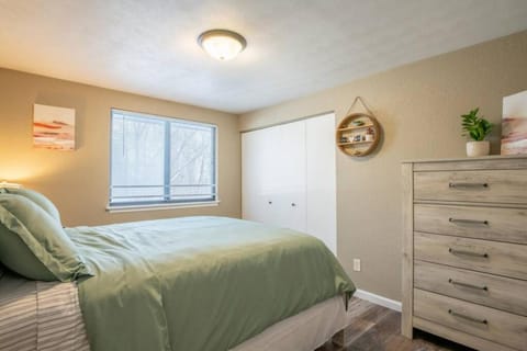 WOOD INN Cozy 2BD over the bridge Apartment in East Peoria