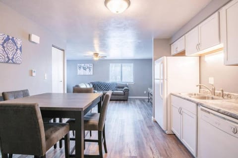 WOOD INN Cozy 2BD over the bridge Apartment in East Peoria