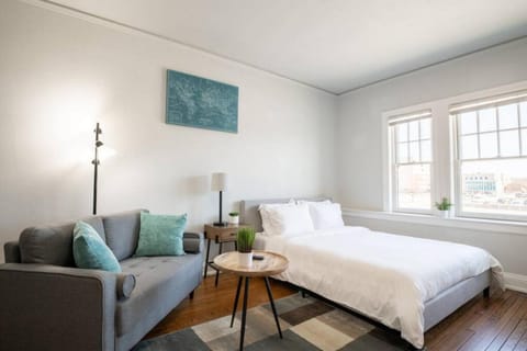 CITY VIBES - Modern Suite in the heart of Downtown Apartment in East Peoria