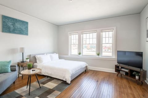 CITY VIBES - Modern Suite in the heart of Downtown Apartment in East Peoria