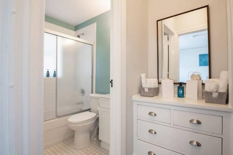 CITY VIBES - Modern Suite in the heart of Downtown Apartment in East Peoria