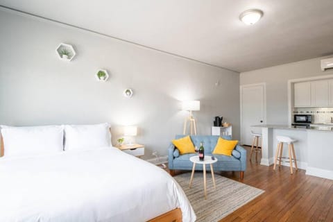 VIBES ON MAIN - Modern Chic Studio in Downtown Apartment in East Peoria