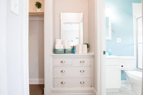 VIBES ON MAIN - Modern Chic Studio in Downtown Apartment in East Peoria