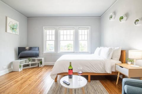 VIBES ON MAIN - Modern Chic Studio in Downtown Apartment in East Peoria