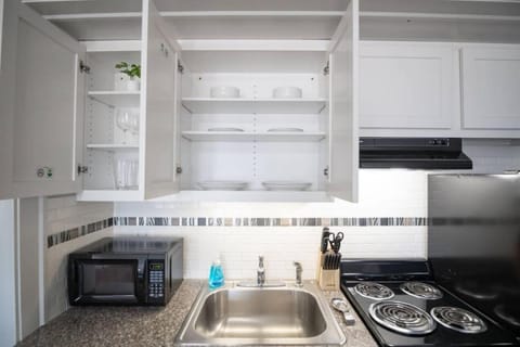 VIBES ON MAIN - Modern Chic Studio in Downtown Apartment in East Peoria