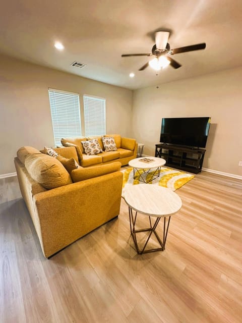 Communal lounge/ TV room, TV and multimedia, Living room, Seating area