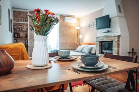 TV and multimedia, Living room, Seating area, Dining area, fireplace