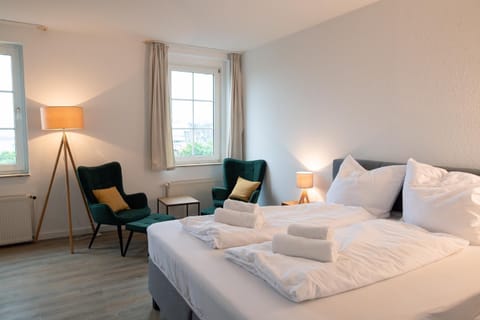 Bed, Photo of the whole room, Seating area, Bedroom, towels