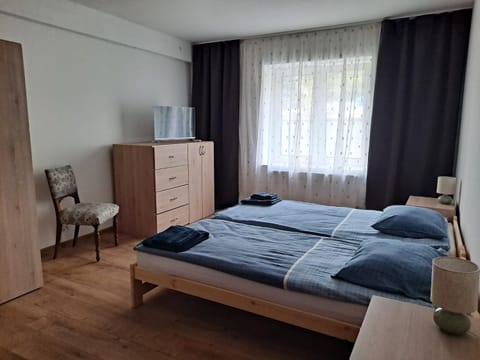 Bed, Photo of the whole room, wardrobe