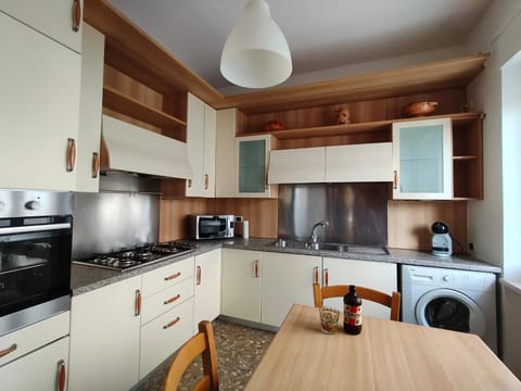 Coffee/tea facilities, Kitchen or kitchenette, Dining area, oven, stove, washing machine