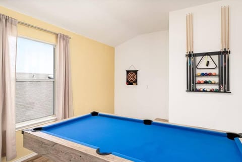 Spacious 4BR w Game Room - 15 min to Seaworld Apartment in San Antonio