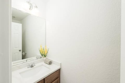 Spacious 4BR w Game Room - 15 min to Seaworld Apartment in San Antonio