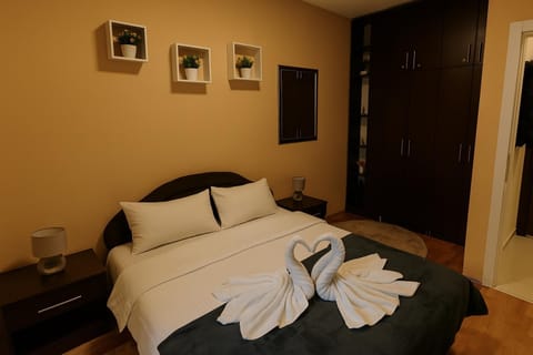 Bed, Photo of the whole room, Bedroom, towels