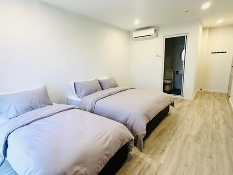 Bed, Photo of the whole room, Bedroom, air conditioner