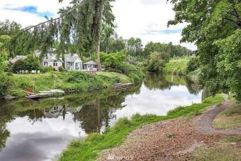 Bothell River house House in Bothell
