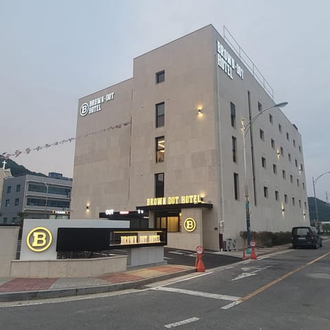Property building, Location