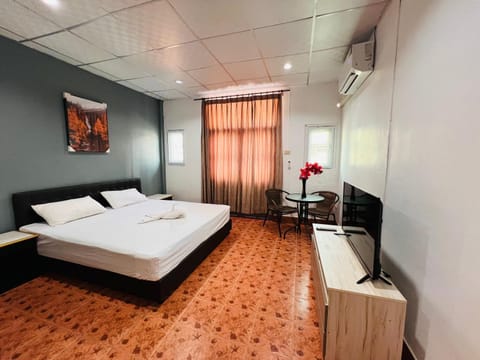 Bed, TV and multimedia, Living room, Photo of the whole room, Evening entertainment, Bedroom