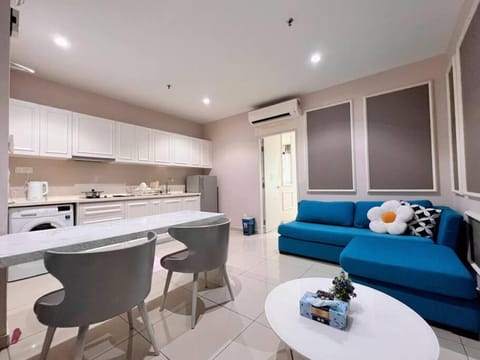Kitchen or kitchenette, Living room, Photo of the whole room, Seating area, Dining area, stove