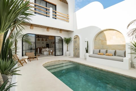 Shower, Property building, View (from property/room), Balcony/Terrace, Seating area, Pool view, Swimming pool, internet