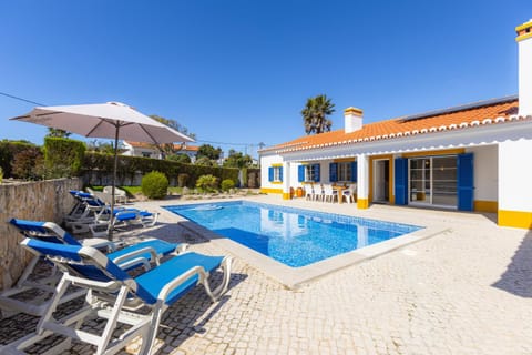 Property building, Patio, Day, Pool view, Swimming pool, sunbed