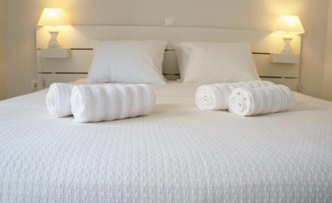 Bed, Bedroom, towels