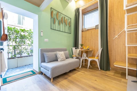 Seating area, Dining area, heating, air conditioner