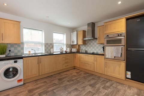 Coffee/tea facilities, Kitchen or kitchenette, dishwasher, oven, stove, toaster, washing machine