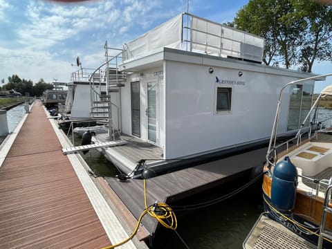 Houseboat Griffioen Home, Nieuwpoort Docked boat in Middelkerke