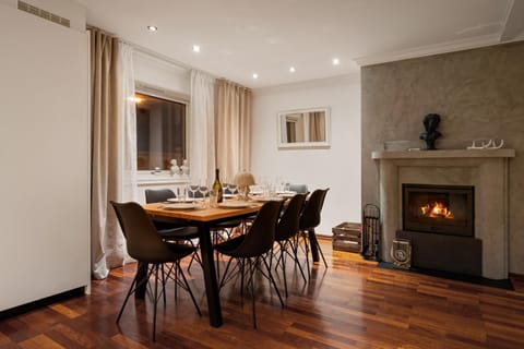 Seating area, Dining area, oven