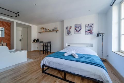 Bed, Photo of the whole room, Bedroom, towels, air conditioner