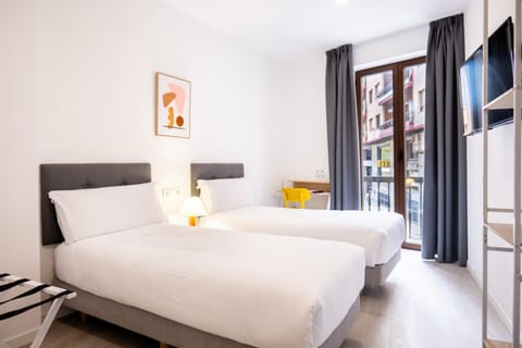 Bed, TV and multimedia, Photo of the whole room, Bedroom, City view