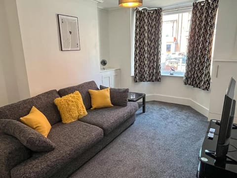 8 Nantwich Road House in Crewe