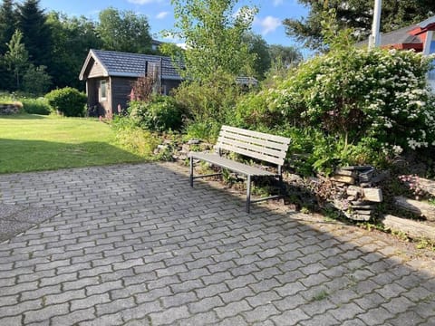 Cozy guesthouse in quiet area of central Leknes House in Lofoten