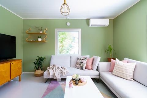 Communal lounge/ TV room, TV and multimedia, Living room, Seating area, Evening entertainment, internet, air conditioner