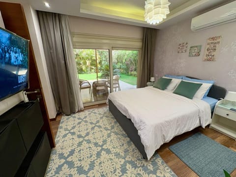 Bed, TV and multimedia, Bedroom, Garden view