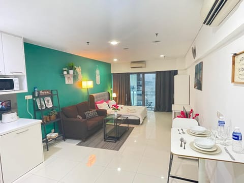 TV and multimedia, Photo of the whole room, Seating area, Dining area