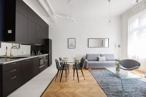 Kitchen or kitchenette, Living room, Seating area, Dining area