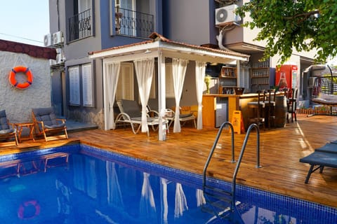 Property building, Day, Swimming pool, sunbed
